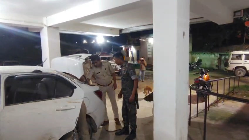 समस्तीपुर: वाहन जांच से भाग रही स्विफ्ट डिजायर कार को पुलिस ने पकड़ा, भारी मात्रा में विदेशी शराब बरामद; तस्कर फरार 2