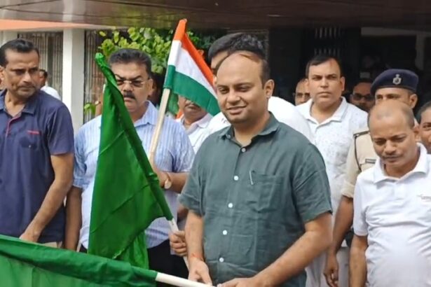 समस्तीपुर में ‘हर घर तिरंगा’ साइकिल रैली, डीएम ने हरी झंडी दिखाकर किया रवाना 1