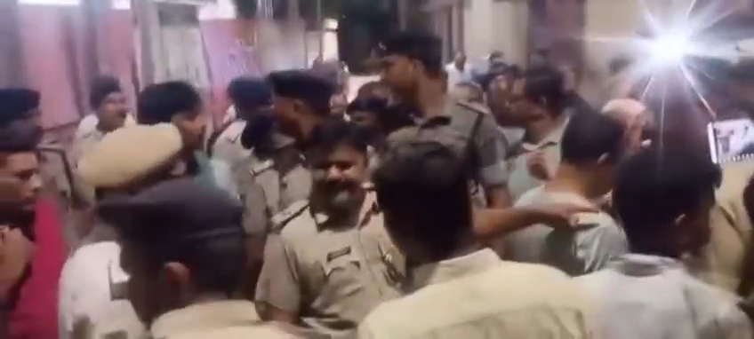 फर्जी आईएएस अधिकारी गिरफ्तार: गोगरी में लग्जरी गाड़ियों, शराब और फर्जी दस्तावेजों के साथ ठग दबोचा गया 4