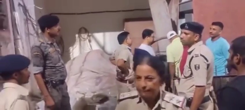 फर्जी आईएएस अधिकारी गिरफ्तार: गोगरी में लग्जरी गाड़ियों, शराब और फर्जी दस्तावेजों के साथ ठग दबोचा गया 3