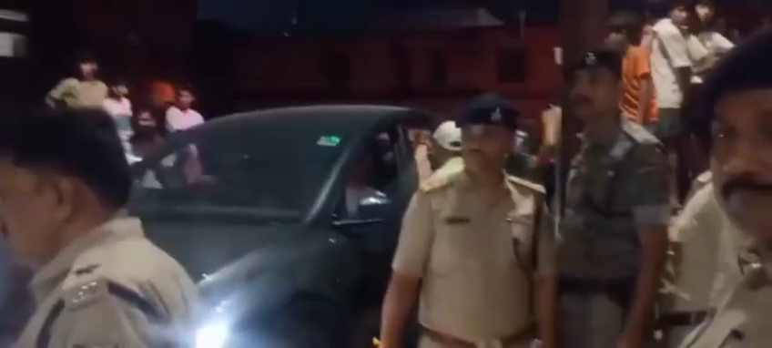 फर्जी आईएएस अधिकारी गिरफ्तार: गोगरी में लग्जरी गाड़ियों, शराब और फर्जी दस्तावेजों के साथ ठग दबोचा गया 2