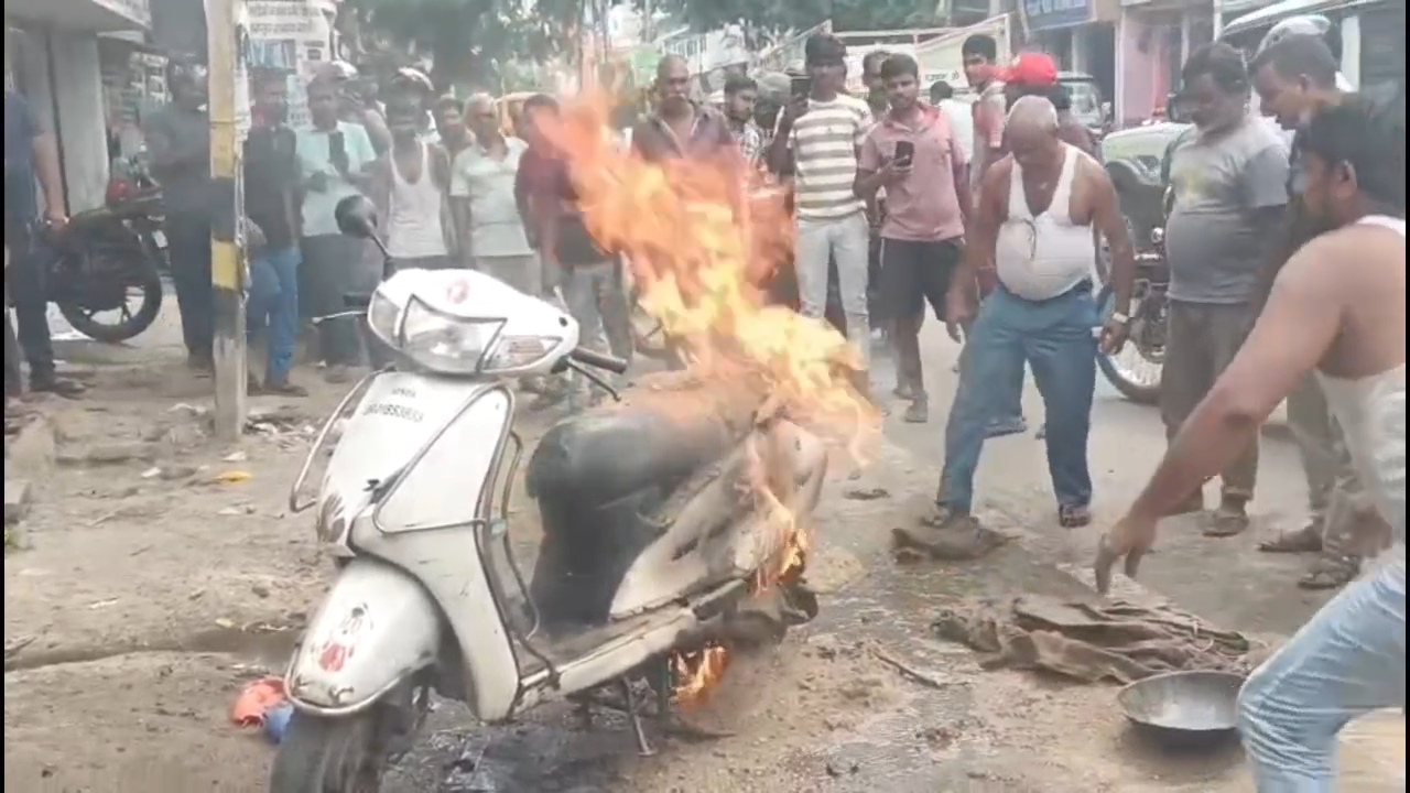 वेल्डिंग करते समय स्कूटी में लगी आग, मची अफरा-तफरी,स्थानीय लोगों के प्रयास से आग पर पाया गया काबू,  2