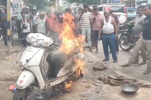 वेल्डिंग करते समय स्कूटी में लगी आग, मची अफरा-तफरी,स्थानीय लोगों के प्रयास से आग पर पाया गया काबू,  3