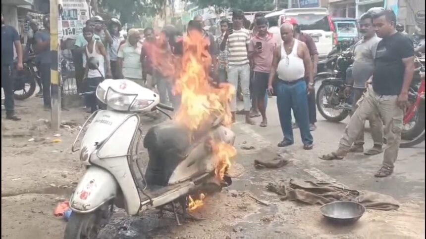 वेल्डिंग करते समय स्कूटी में लगी आग, मची अफरा-तफरी,स्थानीय लोगों के प्रयास से आग पर पाया गया काबू,  1