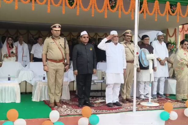 बेगूसराय में हर्षोल्लास के साथ मनाया गया 80वां स्वतंत्रता दिवस, गांधी स्टेडियम में मंत्री रामकृपाल यादव ने फहराया तिरंगा 1
