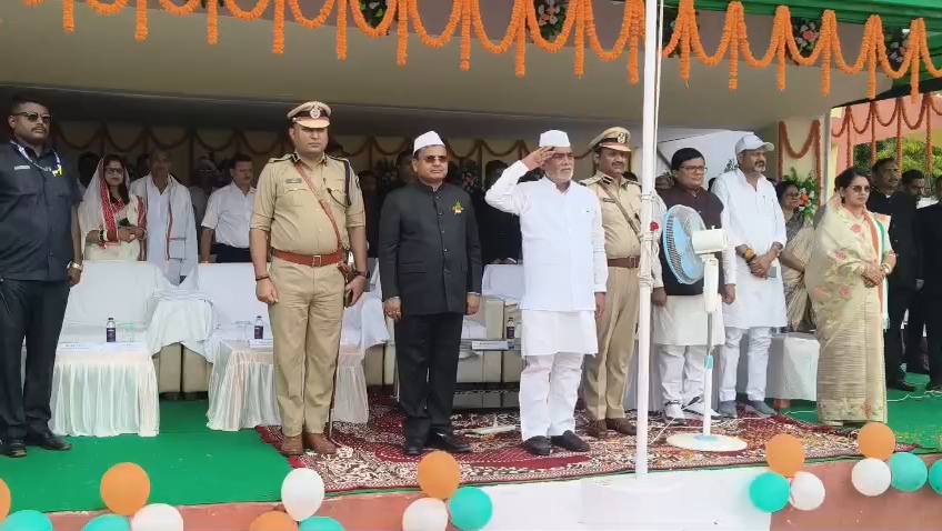 बेगूसराय में हर्षोल्लास के साथ मनाया गया 80वां स्वतंत्रता दिवस, गांधी स्टेडियम में मंत्री रामकृपाल यादव ने फहराया तिरंगा 4