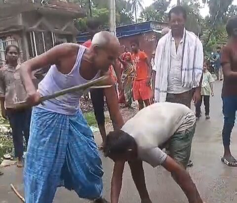 समस्तीपुर: मुरादपुर बंगरा में युवक की बेरहमी से पिटाई का वीडियो सोशल मीडिया पर वायरल, पैक्स अध्यक्ष पर लगा आरोप 3