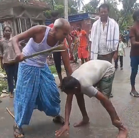 समस्तीपुर: मुरादपुर बंगरा में युवक की बेरहमी से पिटाई का वीडियो सोशल मीडिया पर वायरल, पैक्स अध्यक्ष पर लगा आरोप 7