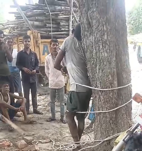 समस्तीपुर: मुरादपुर बंगरा में युवक की बेरहमी से पिटाई का वीडियो सोशल मीडिया पर वायरल, पैक्स अध्यक्ष पर लगा आरोप 3