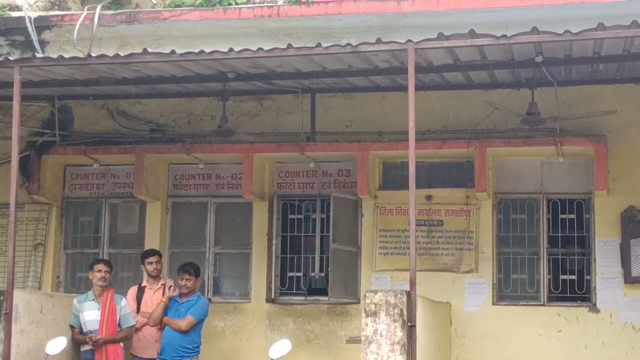 समस्तीपुर: पेपरलेस रजिस्ट्री व्यवस्था लागू होते ही ठप हुआ काम, कातिबों के बहिष्कार से 2 दिन में एक भी निबंधन नहीं 2