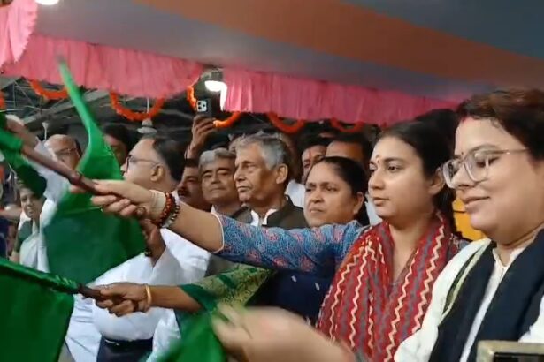बिहार संपर्क क्रांति एक्सप्रेस का कर्पूरी ग्राम स्टेशन पर ठहराव शुरू, केंद्रीय मंत्री रामनाथ ठाकुर व सांसद शाम्भवी चौधरी ने दिखाई हरी झंडी 1
