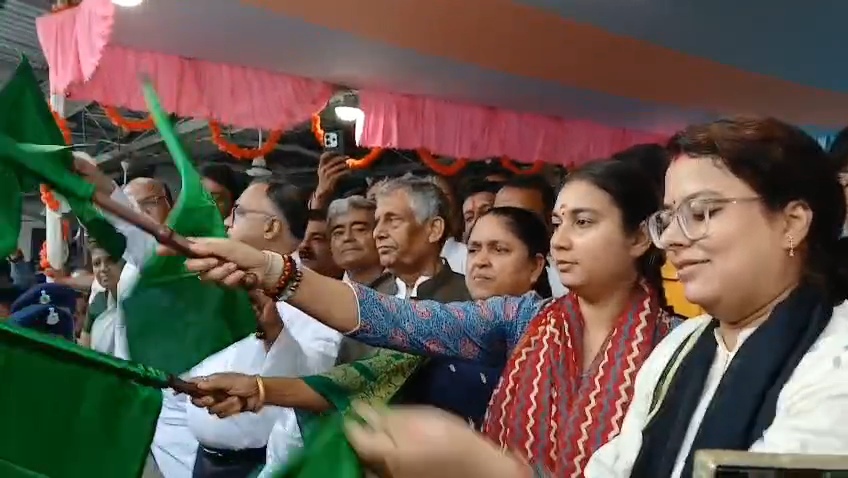 बिहार संपर्क क्रांति एक्सप्रेस का कर्पूरी ग्राम स्टेशन पर ठहराव शुरू, केंद्रीय मंत्री रामनाथ ठाकुर व सांसद शाम्भवी चौधरी ने दिखाई हरी झंडी 4