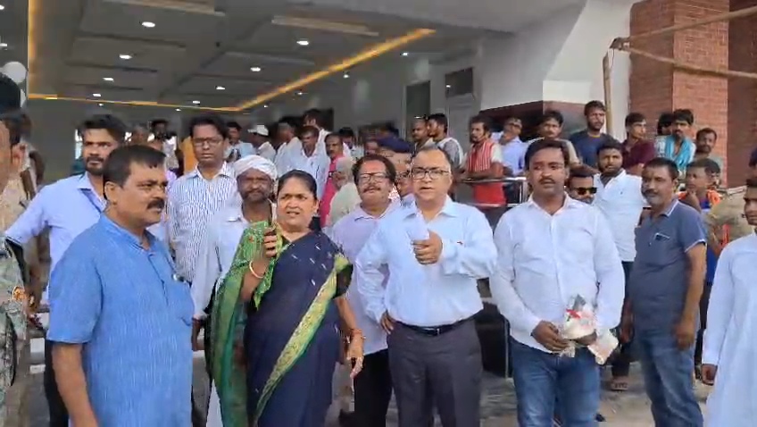 बिहार संपर्क क्रांति एक्सप्रेस का कर्पूरी ग्राम स्टेशन पर ठहराव शुरू, केंद्रीय मंत्री रामनाथ ठाकुर व सांसद शाम्भवी चौधरी ने दिखाई हरी झंडी 2
