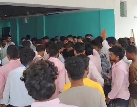 समस्तीपुर: एसके मंडल कॉलेज में खराब रिजल्ट पर भारी बवाल, छात्र ने पिया पेट्रोल; वाहन में तोड़फोड़ 6