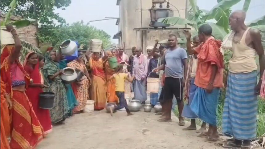 नालंदा: हरनौत प्रखंड के बराह पंचायत के टाडापर गांव में नल जल योजना ठप, एक चापाकल के सहारे तीन सौ घरों के बारह सौ ग्रामीणों बुझाते है प्यास 1
