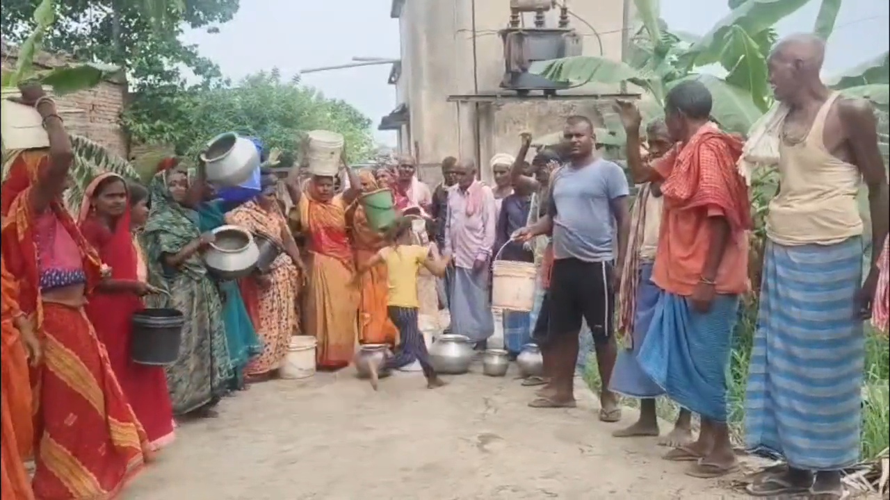 नालंदा: हरनौत प्रखंड के बराह पंचायत के टाडापर गांव में नल जल योजना ठप, एक चापाकल के सहारे तीन सौ घरों के बारह सौ ग्रामीणों बुझाते है प्यास 4