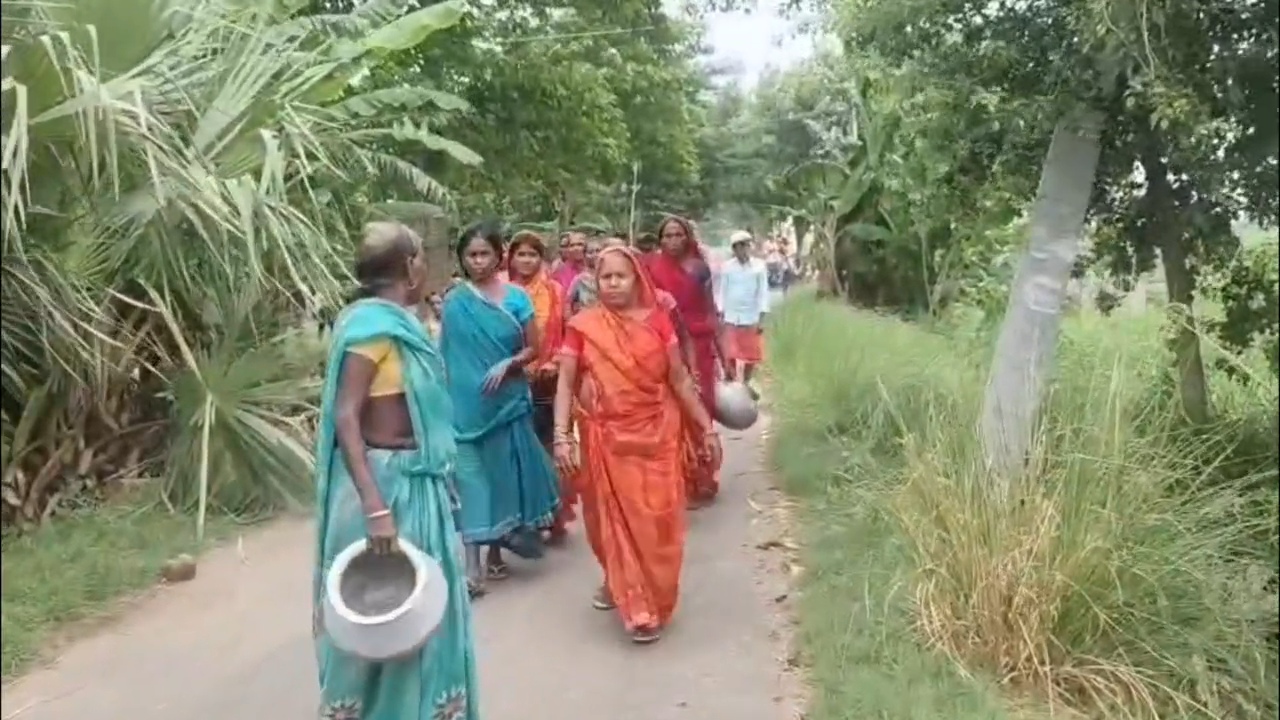 नालंदा: हरनौत प्रखंड के बराह पंचायत के टाडापर गांव में नल जल योजना ठप, एक चापाकल के सहारे तीन सौ घरों के बारह सौ ग्रामीणों बुझाते है प्यास 2