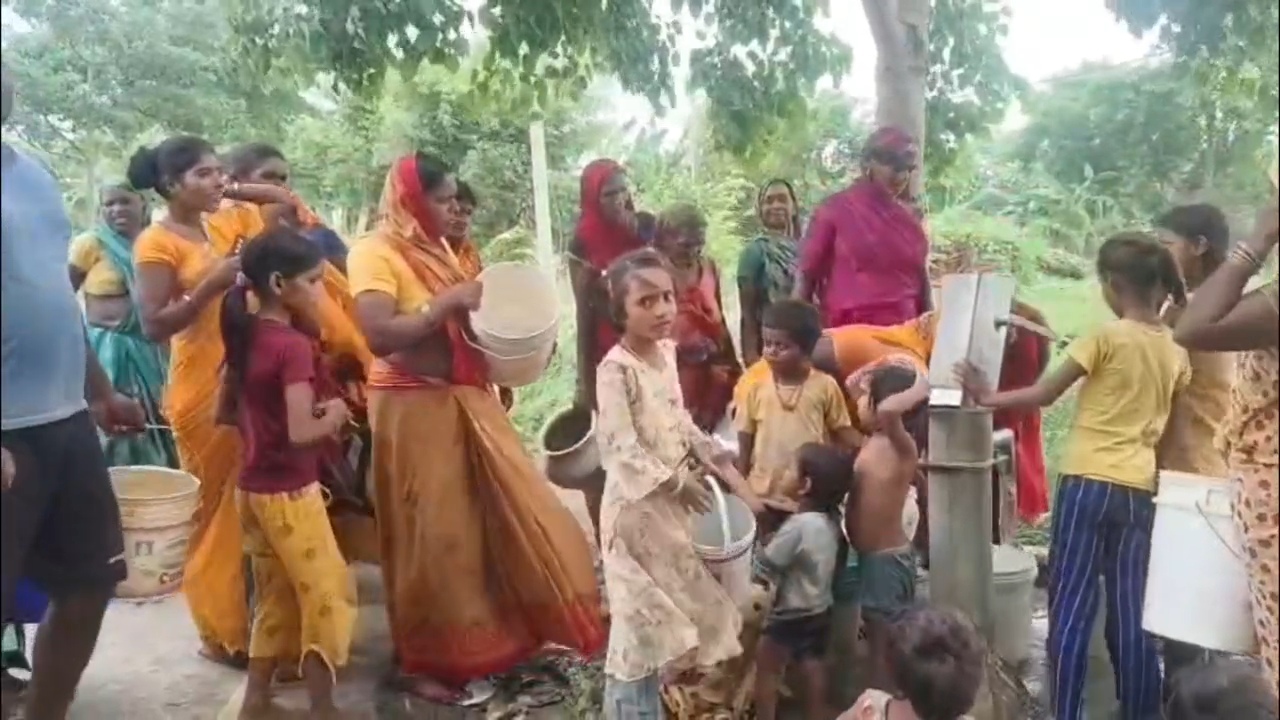 नालंदा: हरनौत प्रखंड के बराह पंचायत के टाडापर गांव में नल जल योजना ठप, एक चापाकल के सहारे तीन सौ घरों के बारह सौ ग्रामीणों बुझाते है प्यास 3