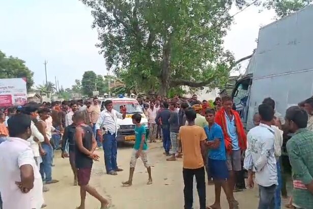 समस्तीपुर में भीषण सड़क हादसा: रोसड़ा-दरभंगा मुख्य पथ पर ट्रक की टक्कर से गर्भवती महिला की मौत, दो बच्चे घायल 1