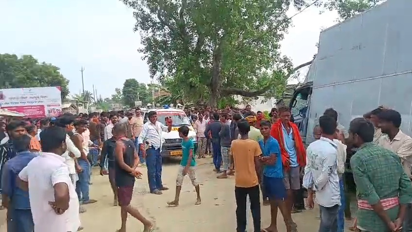 समस्तीपुर में भीषण सड़क हादसा: रोसड़ा-दरभंगा मुख्य पथ पर ट्रक की टक्कर से गर्भवती महिला की मौत, दो बच्चे घायल 5