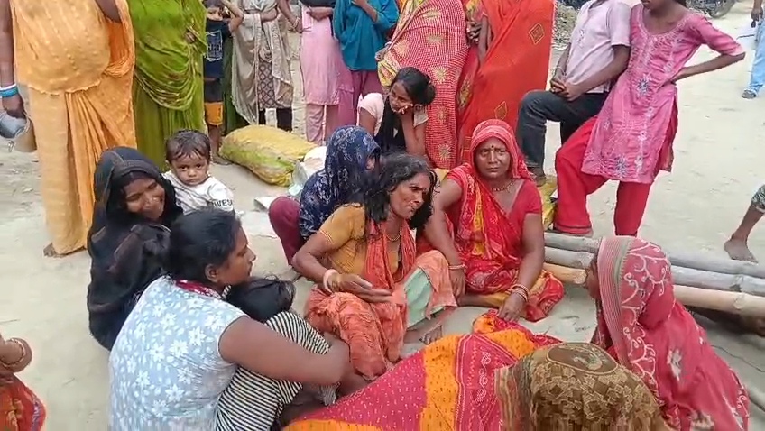 समस्तीपुर में भीषण सड़क हादसा: रोसड़ा-दरभंगा मुख्य पथ पर ट्रक की टक्कर से गर्भवती महिला की मौत, दो बच्चे घायल 2