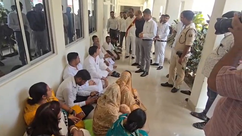 बेगूसराय में हाई वोल्टेज ड्रामा: डीडीसी के रवैये के खिलाफ कारगिल विजय भवन के बाहर धरने पर बैठे जिला परिषद अध्यक्ष और सदस्य 2