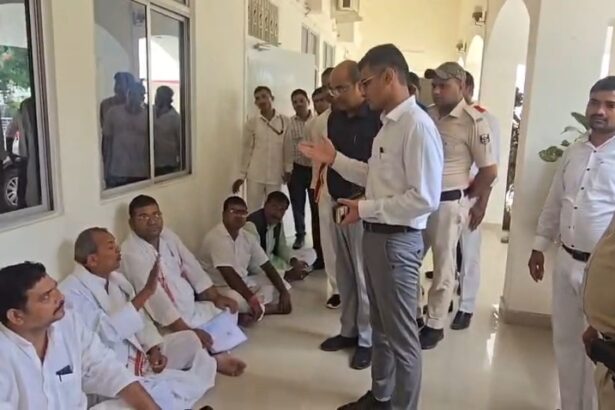 बेगूसराय में हाई वोल्टेज ड्रामा: डीडीसी के रवैये के खिलाफ कारगिल विजय भवन के बाहर धरने पर बैठे जिला परिषद अध्यक्ष और सदस्य 5
