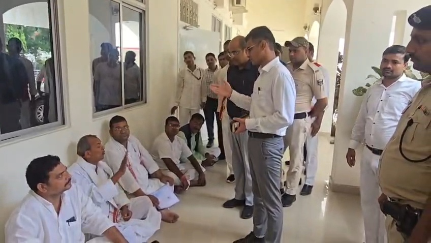 बेगूसराय में हाई वोल्टेज ड्रामा: डीडीसी के रवैये के खिलाफ कारगिल विजय भवन के बाहर धरने पर बैठे जिला परिषद अध्यक्ष और सदस्य 9