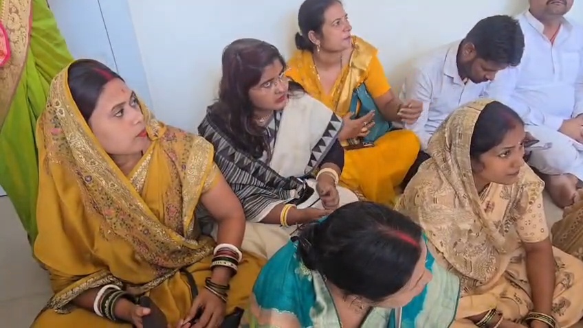 बेगूसराय में हाई वोल्टेज ड्रामा: डीडीसी के रवैये के खिलाफ कारगिल विजय भवन के बाहर धरने पर बैठे जिला परिषद अध्यक्ष और सदस्य 3