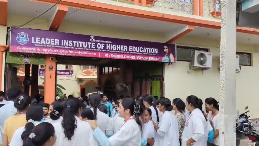 समस्तीपुर में नर्सिंग छात्रों का बवाल: परीक्षा परिणाम में धांधली का आरोप लगा समस्तीपुर-मुसरीघरारी मार्ग किया जाम, वाहनों की लगी लंबी कतार 4