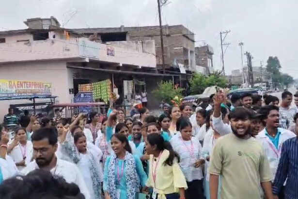 समस्तीपुर में नर्सिंग छात्रों का बवाल: परीक्षा परिणाम में धांधली का आरोप लगा समस्तीपुर-मुसरीघरारी मार्ग किया जाम, वाहनों की लगी लंबी कतार 3