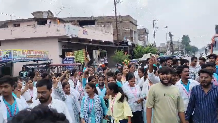 समस्तीपुर में नर्सिंग छात्रों का बवाल: परीक्षा परिणाम में धांधली का आरोप लगा समस्तीपुर-मुसरीघरारी मार्ग किया जाम, वाहनों की लगी लंबी कतार 7