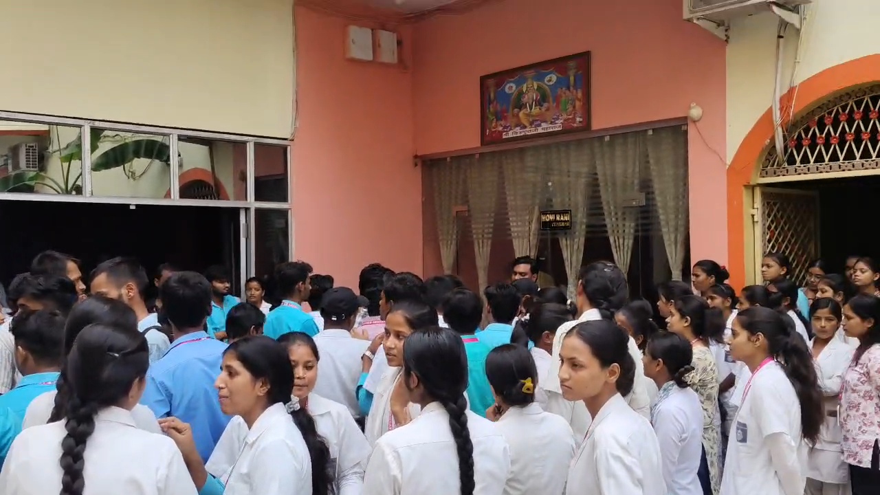 समस्तीपुर में नर्सिंग छात्रों का बवाल: परीक्षा परिणाम में धांधली का आरोप लगा समस्तीपुर-मुसरीघरारी मार्ग किया जाम, वाहनों की लगी लंबी कतार 3