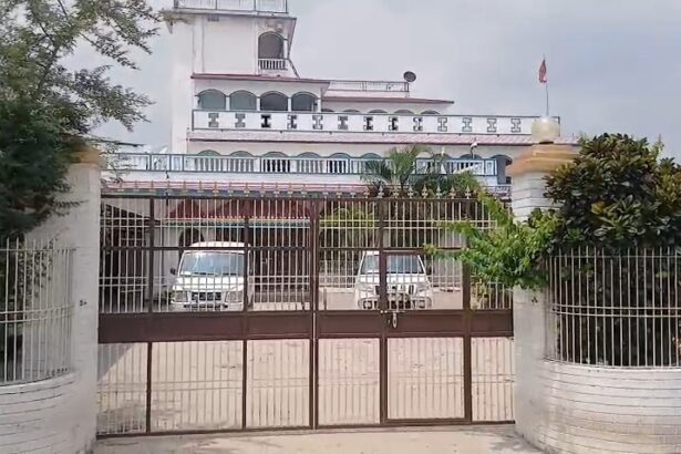 बेगूसराय में EOU की बड़ी कार्रवाई: शिक्षा विभाग के डिप्टी डायरेक्टर अजय कुमार सिंह के पैतृक आवास पर सुबह से छापेमारी जारी 1