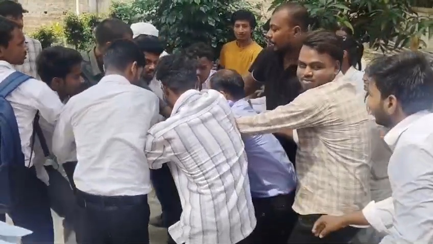 रिजल्ट को लेकर गौतम ग्रुप ऑफ नर्सिंग एंड पैरामेडिक्स कॉलेज में जमकर बवाल, छात्र-गार्डों में जमकर मारपीट, कई छात्रा हुई जख्म,रिजल्ट के विरोध में पहुंचे सैकड़ों स्टूडेंट्स 2