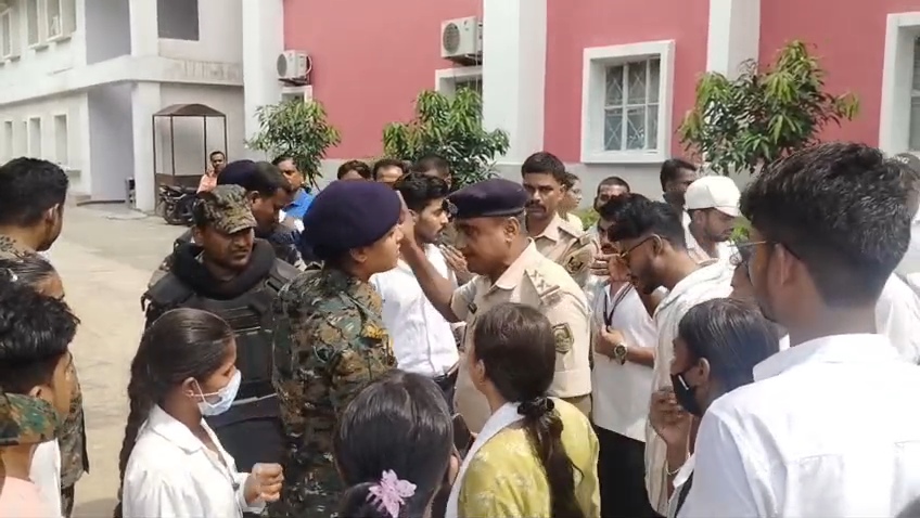रिजल्ट को लेकर गौतम ग्रुप ऑफ नर्सिंग एंड पैरामेडिक्स कॉलेज में जमकर बवाल, छात्र-गार्डों में जमकर मारपीट, कई छात्रा हुई जख्म,रिजल्ट के विरोध में पहुंचे सैकड़ों स्टूडेंट्स 3
