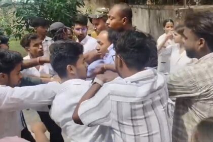 रिजल्ट को लेकर गौतम ग्रुप ऑफ नर्सिंग एंड पैरामेडिक्स कॉलेज में जमकर बवाल, छात्र-गार्डों में जमकर मारपीट, कई छात्रा हुई जख्म,रिजल्ट के विरोध में पहुंचे सैकड़ों स्टूडेंट्स 27