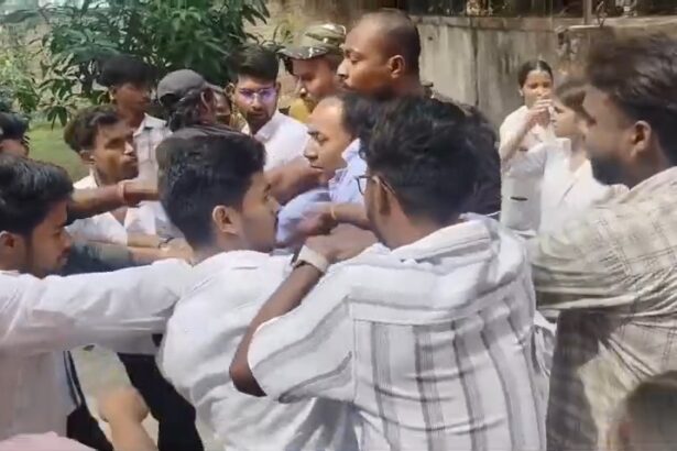 रिजल्ट को लेकर गौतम ग्रुप ऑफ नर्सिंग एंड पैरामेडिक्स कॉलेज में जमकर बवाल, छात्र-गार्डों में जमकर मारपीट, कई छात्रा हुई जख्म,रिजल्ट के विरोध में पहुंचे सैकड़ों स्टूडेंट्स 1