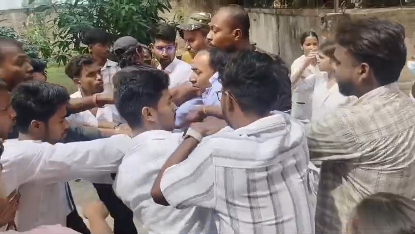 रिजल्ट को लेकर गौतम ग्रुप ऑफ नर्सिंग एंड पैरामेडिक्स कॉलेज में जमकर बवाल, छात्र-गार्डों में जमकर मारपीट, कई छात्रा हुई जख्म,रिजल्ट के विरोध में पहुंचे सैकड़ों स्टूडेंट्स 5