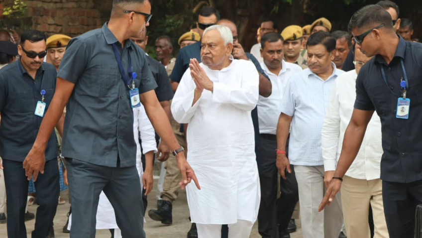 नालंदा: जदयू नेता स्व. ललन प्रसाद सिंह के परिजनों से मिले नीतीश कुमार, दी श्रद्धांजलि; ई-रिक्शा की भी की सवारी 2