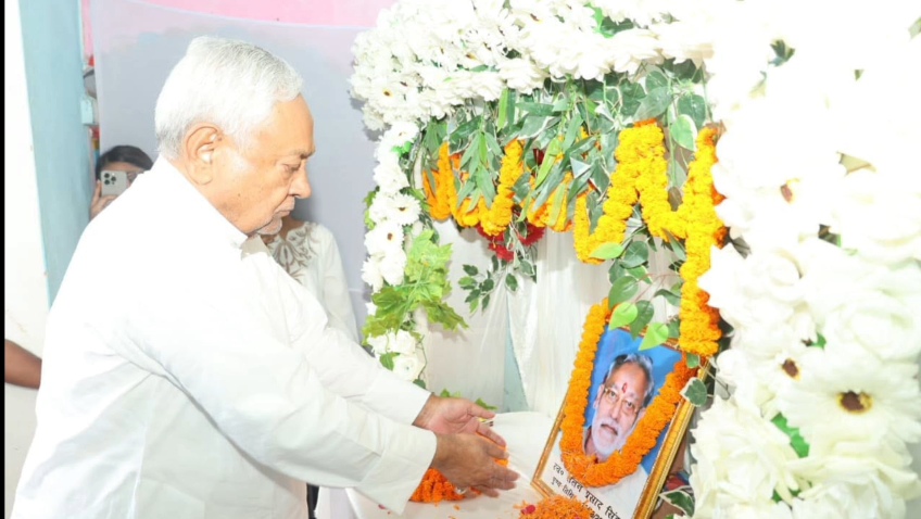 नालंदा: जदयू नेता स्व. ललन प्रसाद सिंह के परिजनों से मिले नीतीश कुमार, दी श्रद्धांजलि; ई-रिक्शा की भी की सवारी 3