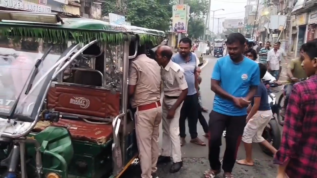 रांची रोड पर फिल्मी ड्रामा: टोटो से कूदकर भागा शराब तस्कर, गलियों में खदेड़कर पुलिस ने दबोचा 2
