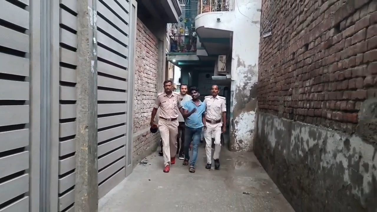 रांची रोड पर फिल्मी ड्रामा: टोटो से कूदकर भागा शराब तस्कर, गलियों में खदेड़कर पुलिस ने दबोचा 3