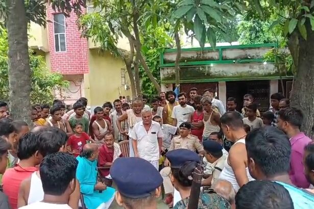 समस्तीपुर: सड़क हादसे में घायल युवक की इलाज के दौरान मौत, परिजनों ने शव सड़क पर रख किया जाम, कार्रवाई की मांग 1