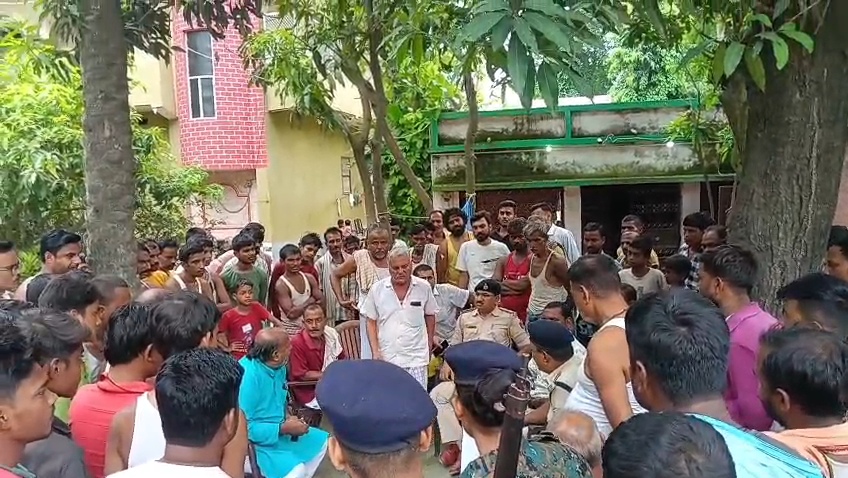 समस्तीपुर: सड़क हादसे में घायल युवक की इलाज के दौरान मौत, परिजनों ने शव सड़क पर रख किया जाम, कार्रवाई की मांग 1