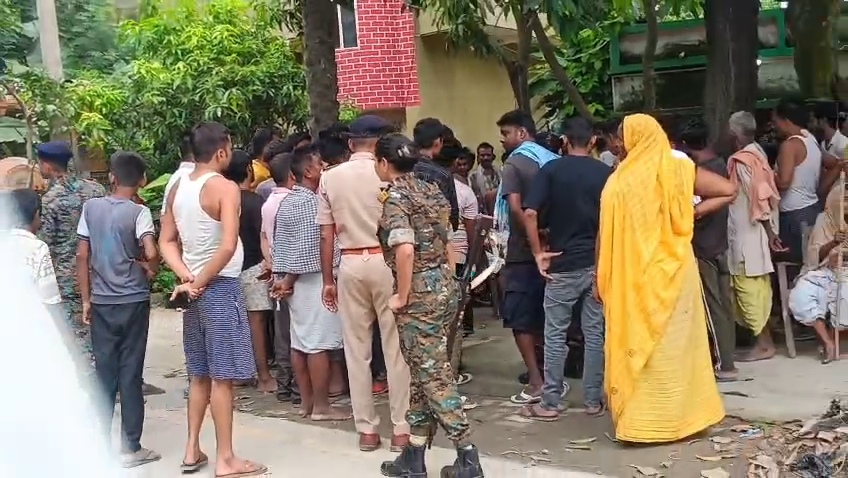 समस्तीपुर: सड़क हादसे में घायल युवक की इलाज के दौरान मौत, परिजनों ने शव सड़क पर रख किया जाम, कार्रवाई की मांग 2