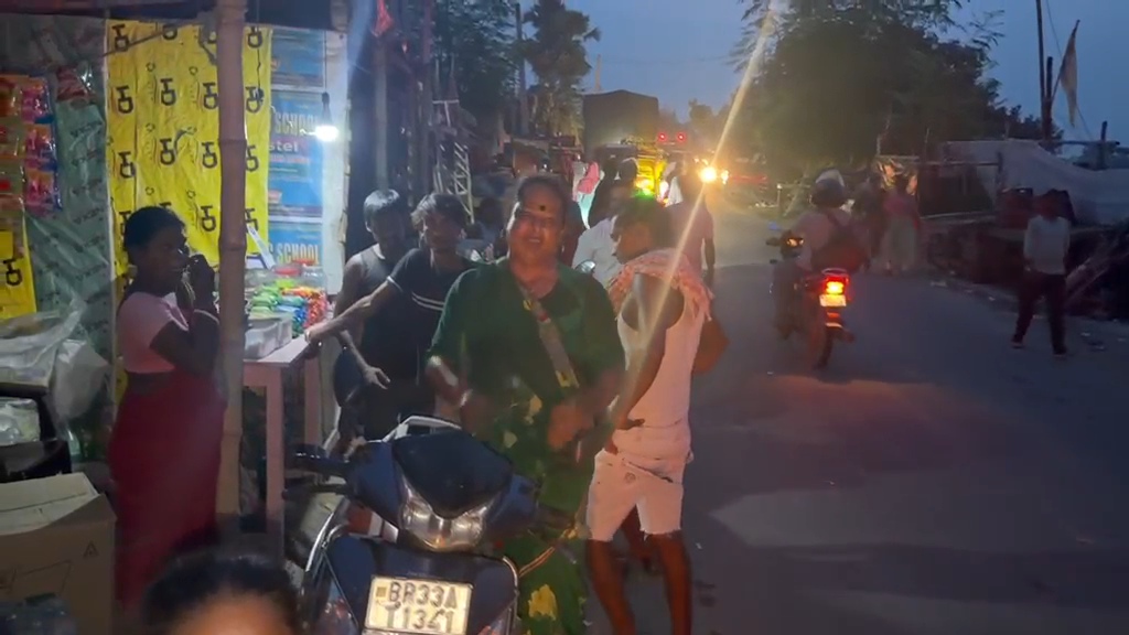 समस्तीपुर में ट्रैफिक पुलिस नदारद: भीषण जाम में फंसी जनता तो सपना किन्नर ने संभाला मोर्चा, खुलवाया रास्ता 4