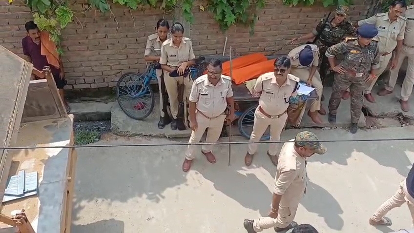 समस्तीपुर: जस्सी हत्याकांड के फरार आरोपियों के घर कुर्की-जब्ती, पुलिस ने उखाड़े चौखट और चापाकल 3