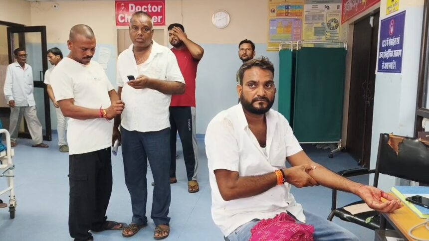 नालंदा: बस नहीं रोकना चालक और कंडक्टर को पड़ा महंगा, छात्रों ने बस रोककर चालक उपचालक के साथ की बेरहमी से मारपीट, गाड़ी के शीशे भी तोड़े, पांच हजार रुपए भी लूटे 1