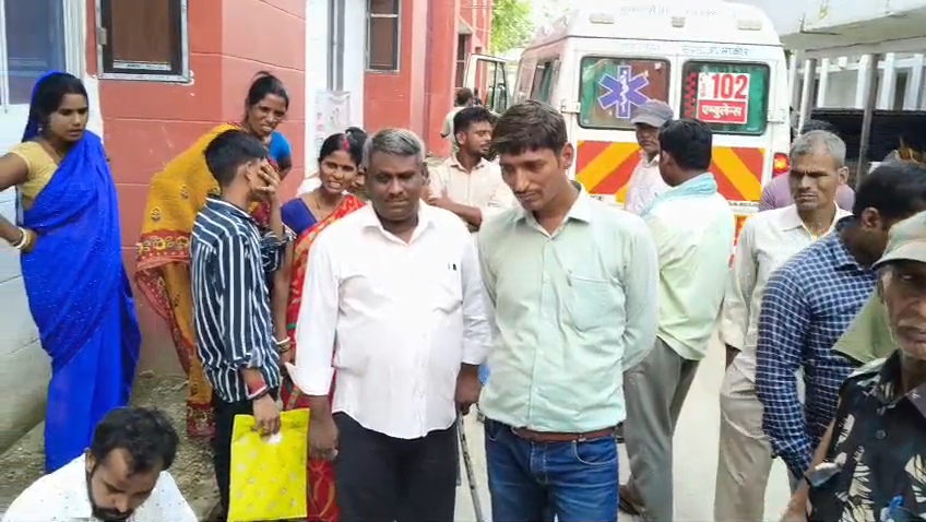 बेगूसराय सदर अस्पताल में सनसनीखेज मामला: जुड़वां बच्चों में एक की मौत के बाद जिंदा बच्चा बदलने और चोरी का गंभीर आरोप, परिजनों का हंगामा 3